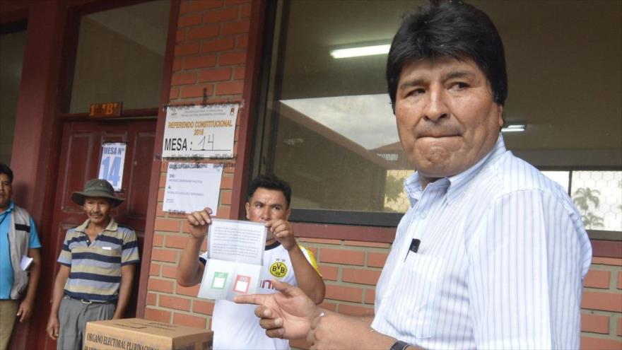 El presidente de Bolivia, Evo Morales, se prepara para votar en el referéndum sobre la reforma parcial de la Constitución Política del Estado para habilitarlo o no en las próximas elecciones generales, 21 de febrero de 2016.