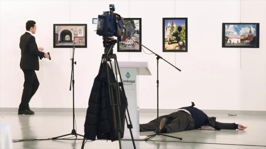 El embajador ruso en Turquía, Andrei Karlov, yace muerto en el suelo y su asesino a poca distancia de él en una exposición de arte en Ankara (capital turca), 19 de diciembre de 2016.