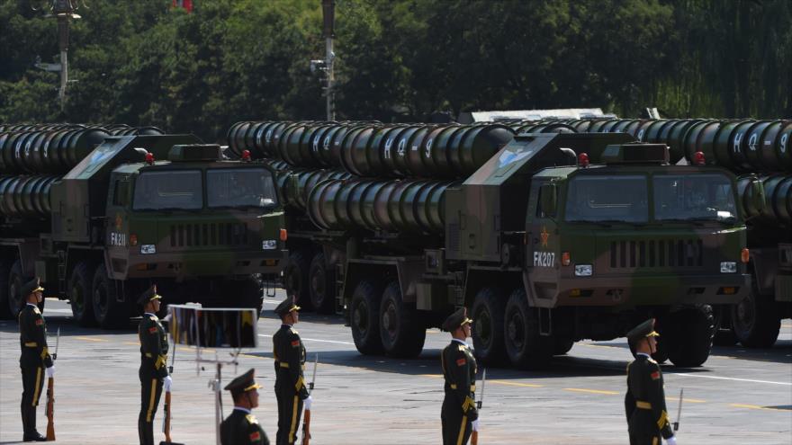 Los sistemas de misiles de defensa antiaérea HQ-9 del Ejército chino son exhibidos durante un desfile militar en Pekín (capital china).