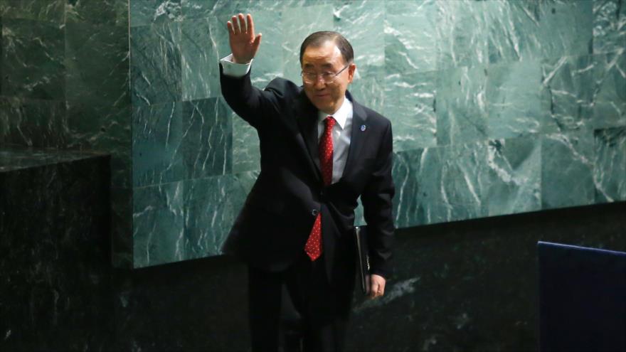 El saliente secretario general de la Organización de las Naciones Unidas (ONU), Ban Ki-moon, durante la ceremonia de toma de posesión de su sucesor, Antonio Guterres, 12 de diciembre de 2016.
