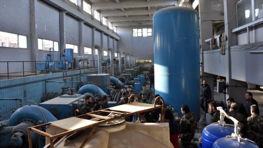 Las fuerzas progubernamentales sirias se reúnen en una estación de bombeo de agua en Alepo (noroeste), 28 de noviembre de 2016