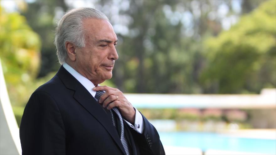 El presidente brasileño, Michel Temer, sale tras un desayuno con los medios de comunicación en el Palacio Alvorada de Brasilia (capital), 22 de diciembre de 2016.