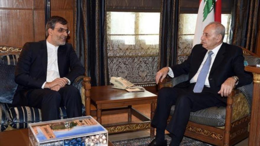 El vicecanciller iraní para Asuntos Árabes y Africanos, Husein Yaberi Ansari (izda.), se reúne con el presidente del Parlamento libanés, Nabih Berri, en Beirut, la capital libanesa, 23 de diciembre de 2016.