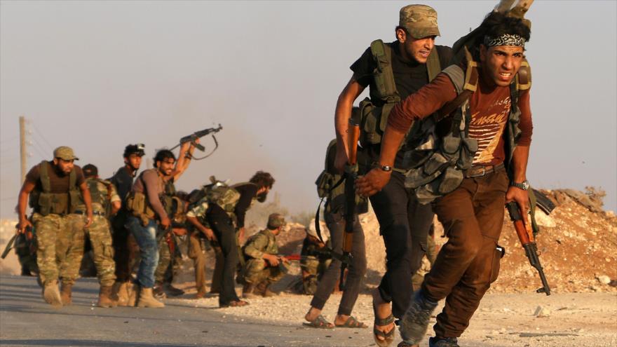 Integrantes del llamado Ejército Libre Sirio durante la ofensiva en contra de Daesh en Al-Bab, en el norte de Siria, 10 de octubre de 2016.