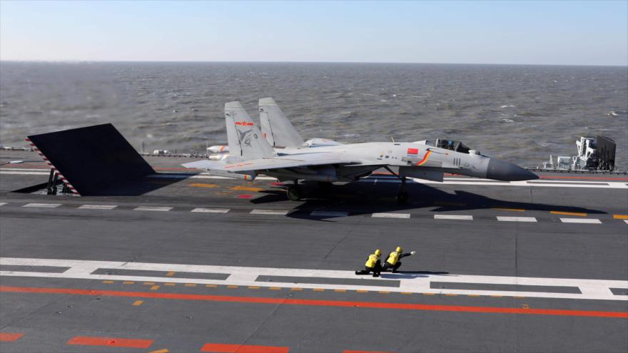 Caza chino, modelo J-15, se prepara para despegar de la cubierta del portaviones de Liaoning, en el estrecho de Bohai, en el noroeste del mar Amarillo, diciembre de 2016.