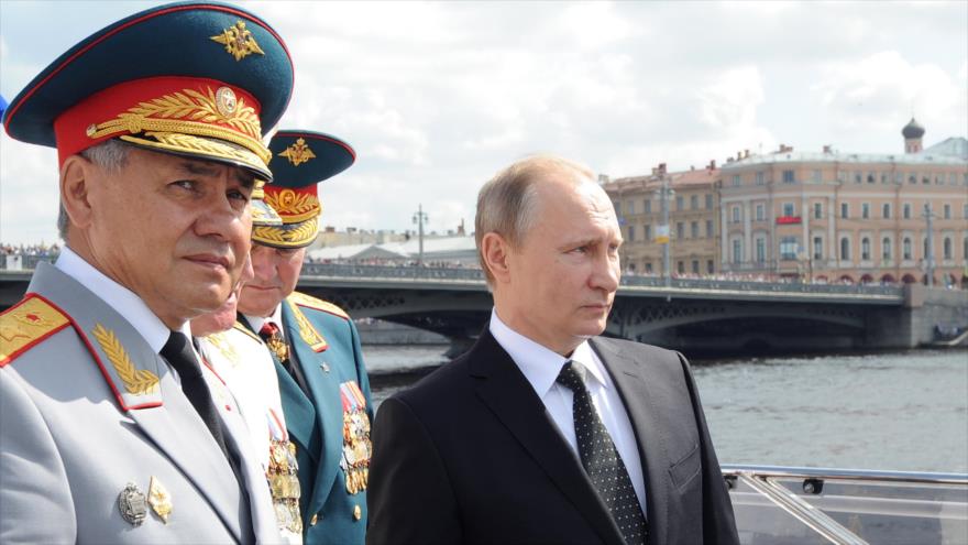 El ministro de Defensa de Rusia, Serguei Shoigu (izda.), y el presidente del país, Vladimir Putin, asisten a la celebración del Día de la Marina de Rusia en la ciudad de San Petersburgo, 31 de julio de 2016.