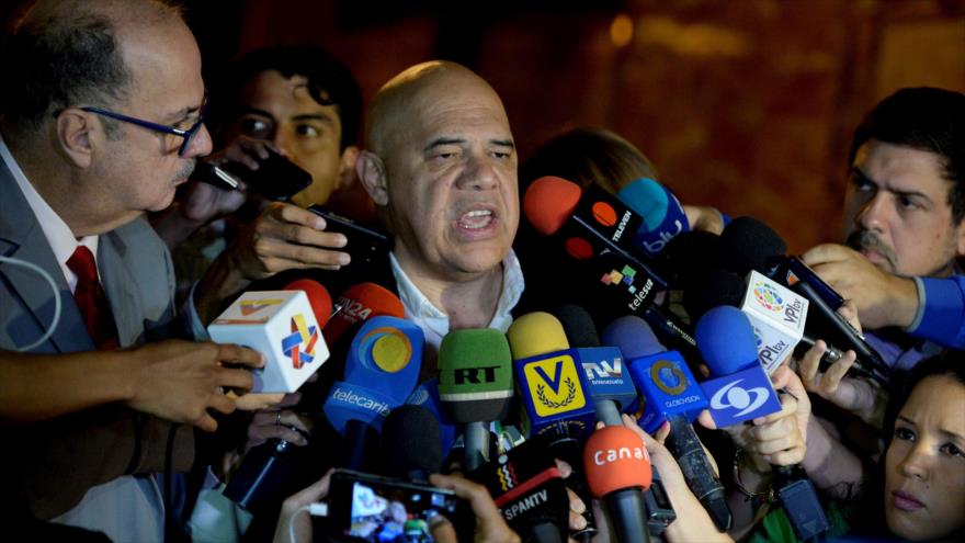 El secretario ejecutivo de la opositora Mesa de la Unidad Democrática (MUD), Jesús Torrealba, durante una rueda de prensa en Caracas, la capital, 6 de diciembre de 2016.