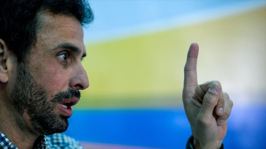 El dirigente opositor venezolano, Henrique Capriles, habla durante una conferencia de prensa en Caracas, capital de Venezuela, 21 de diciembre de 2016.