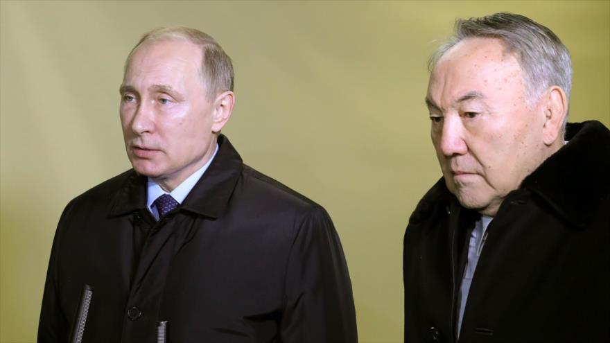 El presidente de Rusia, Vladimir Putin (izda.), comparece ante la prensa en Moscú junto a su homólogo kazajo, Nursultan Nazarbayev, 25 de diciembre de 2016.