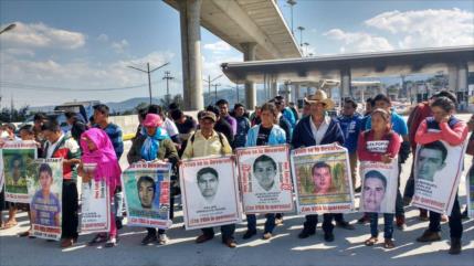 Otra Navidad sin sus hijos: Caravana de padres de 43 recorre México