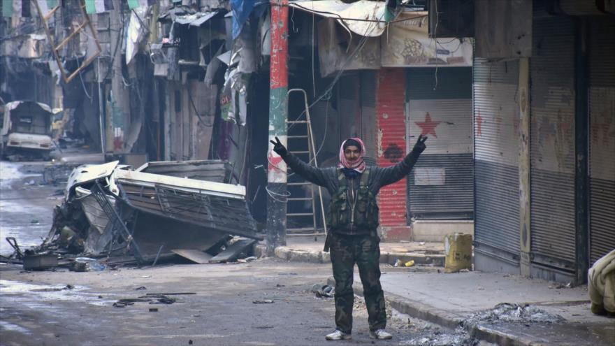 Miliciano sirio en el distrito Salah al-Din en la ciudad de Alepo, 23 de diciembre de 2016.