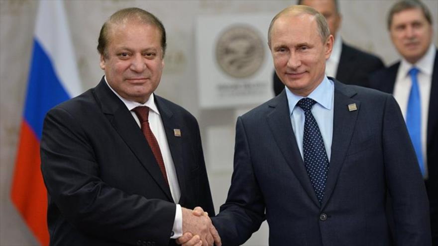 El presidente de Rusia, Vladimir Putin (dcha.), junto con el primer ministro paquistaní, Nawaz Sharif, 10 de julio de 2015.