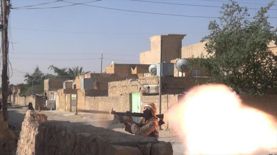 Un integrante de Daesh lanza un cohete antitanque contra las fuerzas iraquíes en el oeste del país.
