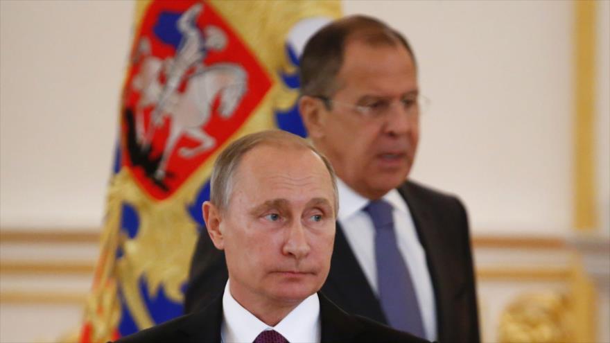 El presidente de Rusia, Vladimir Putin (en primer plano) y el canciller ruso, Serguei Lavrov, asisten a una ceremonia de recepción de credenciales diplomáticas de embajadores extranjeros en el Kremlin, Moscú, 9 de noviembre de 2016.