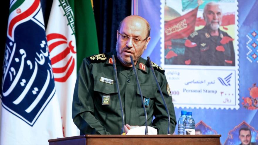 El ministro de Defensa iraní, el general de brigada Husein Dehqan, ofrece un discurso en la ceremonia del lanzamiento del sello conmemorativo del mártir Husein Hamedani (general iraní que cayó mártir el pasado año en Siria), Teherán, 26 de diciembre de 2016.