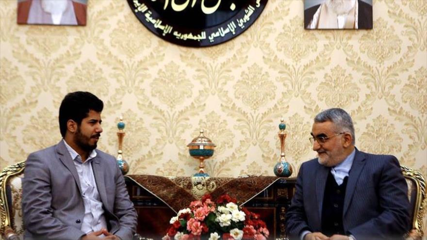 El presidente de la Comisión de Seguridad Nacional y Política Exterior de la Asamblea Consultiva Islámica de Irán (Mayles), Alaedin Boruyerdi (dcha.). se entrevista con Rezvan al-Himi (izda.)., miembro del Consejo Supremo de la Revolución yemení, en Teherán, capital de Irán, 26 de diciembre de 2016.