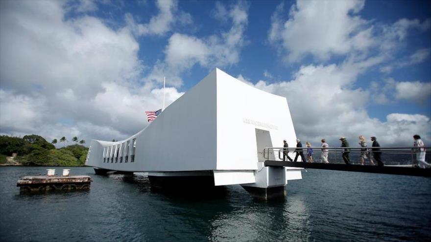 Abe honra en Pearl Harbor a las víctimas pero no pedirá perdón 