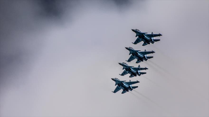 Un grupo de aviones de guerra rusos Su-34 vuela en una maniobra militar.
