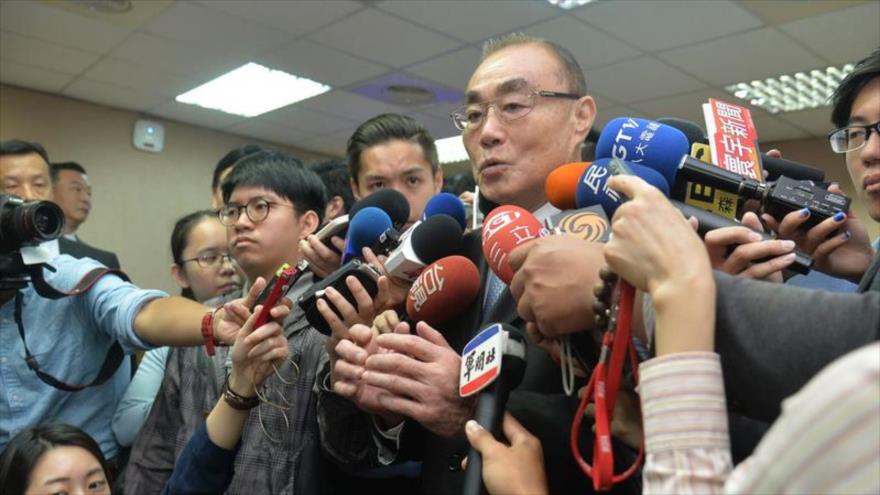 El ministro de Defensa de Taiwán, Feng Shih-kuan, comparece ante periodistas en Taipéi. 