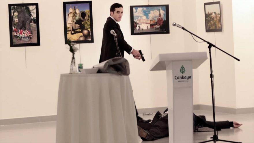 Mevlüt Mert Altıntaş, asesino del embajador ruso en Turquía, dirige su pistola tras el mortífero suceso, 19 de diciembre de 2016.