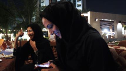 Arabia Saudí encarcela a hombre que criticó subyugación de mujeres