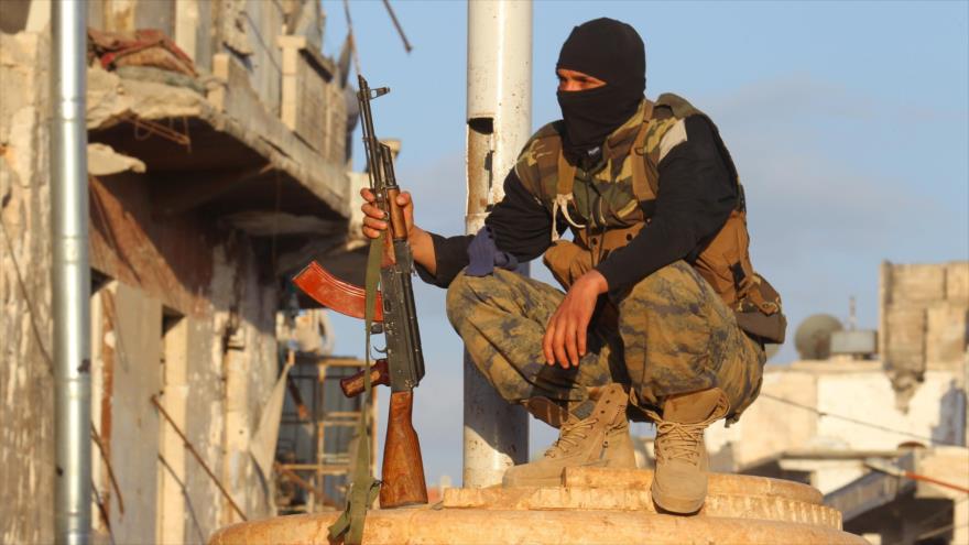 Un integrante del grupo extremista Ahrar al-Sham, en la provincia de Idlib, oeste del territorio de Siria.