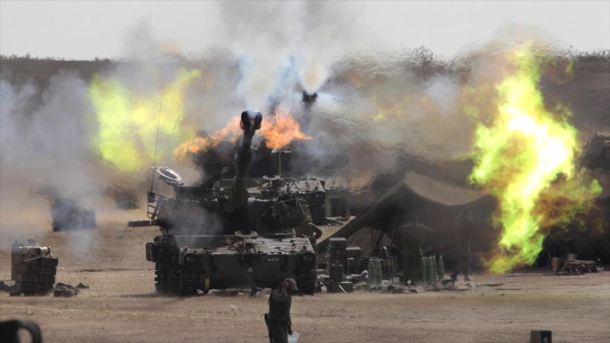 Unidades de artillería del ejército del régimen de Israel abriendo fuego.