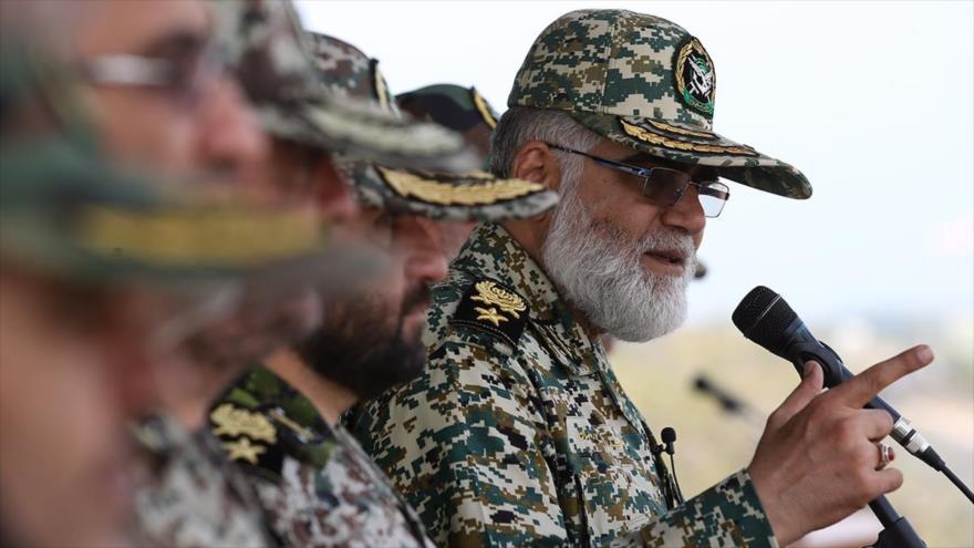 El comandante de la Fuerza Terrestre del Ejército iraní, el general de brigada Ahmadreza Purdastan, ofrece un discurso en el último día de los ejercicios militares aéreos coordinados de las fuerzas Aéreas del Ejército y la División Aeroespacial del Cuerpo de los Guardianes de la Revolución Islámica de Irán (CGRI), bautizados como Modafean Aseman-Velayat-7 (Defensores del Cielo-Velayat-7). 28 de diciembre de 2016