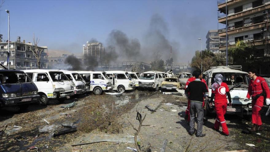 El edificio de la embajada de Rusia y varios vehículos, afectados por una explosión en el centro de Damasco, capital siria, 21 de febrero de 2013.