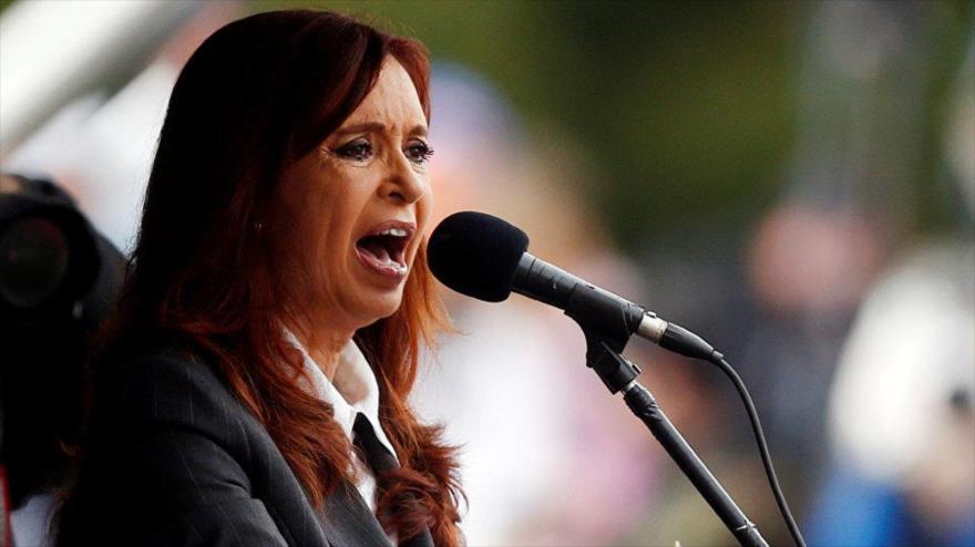 La expresidenta argentina Cristina Fernández de Kirchner habló durante un mitin frente al edificio de la Justicia Federal, donde asistió a la corte en Buenos Aires, 26 de julio de 2016.