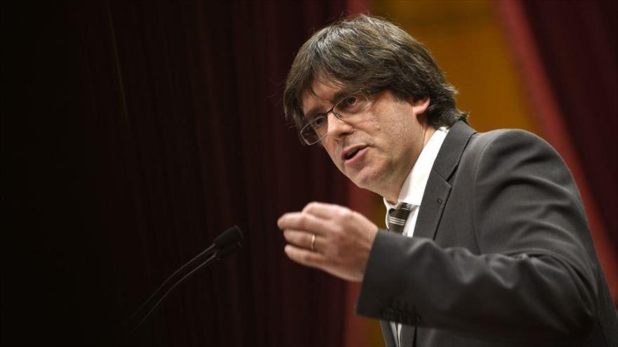 El presidente de la Generalitat, Carles Puigdemont, ofrece un discurso en una sesión del Parlamento de Cataluña en Barcelona.