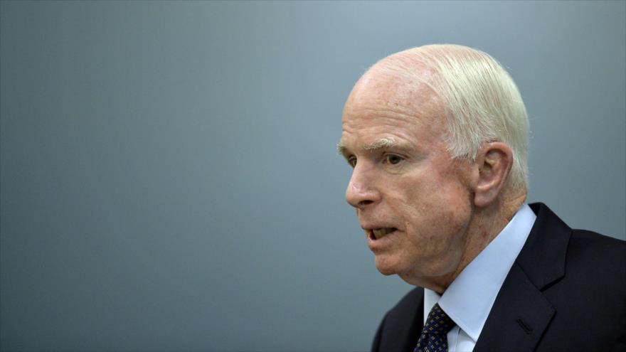 El senador estadounidense, John McCain, ofrece un discurso en la embajada estadounidense en Ciudad de México, 20 de diciembre de 2016.