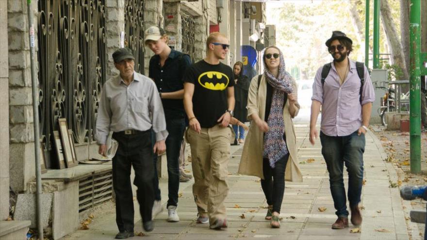 Un grupo de turistas extranjeros camina por las calles de la capitalina ciudad de Teherán, Irán, con tranquilidad.