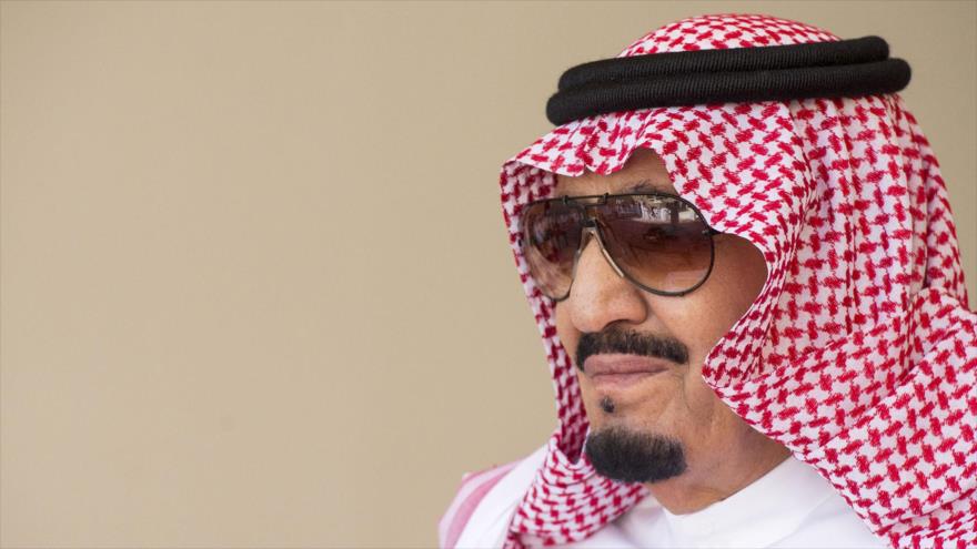 Una foto proporcionada por el Palacio Real Saudí muestra al rey Salman bin Abdulaziz Al Saud, en una visita a Dubái. 5 de diciembre de 2016