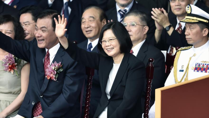La presidenta taiwanesa, Tsai Ing-wen (centro) durante las ceremonias del Día Nacional frente al Palacio Presidencial en Taipéi, 10 de octubre de 2016.