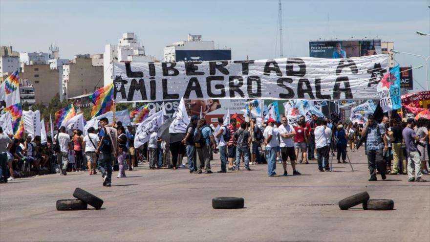 Los miembros de la organización Túpac Amaru en Argentina y otras organizaciones de izquierda piden la liberación de la dirigente indígena Milagro Sala en Buenos Aires, capital, 17 de febrero de 2016.
