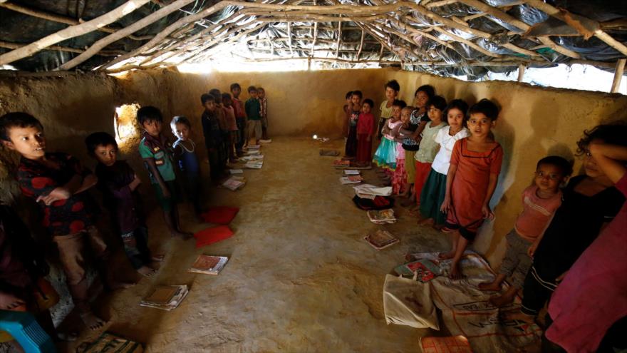 Un grupo de niños rohingyas asiste a una clase de su escuela en un campo de refugiados en un aldea del distrito Coxs Bazar, en Bangladés.