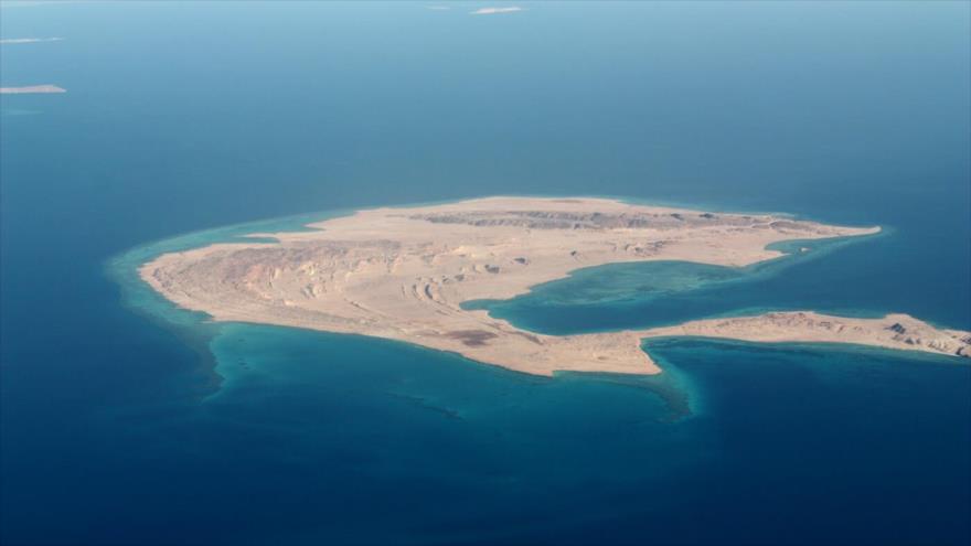 Vista de pájaro de la isla deshabitada de Tiran, cuya soberanía Egipto quiere traspasar a Arabia Saudí.
