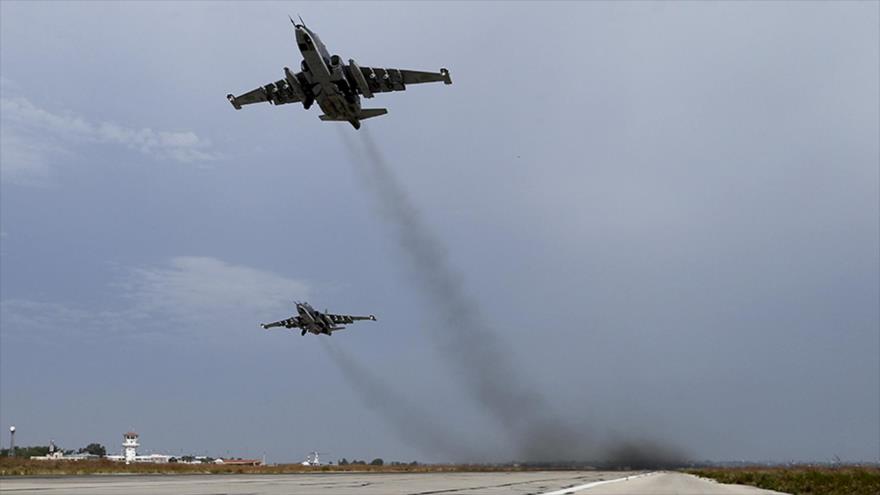 Dos aviones de combate ruso Su-25 despegan de la base aérea de Hmeimim en la provincia siria de Latakia (noroeste).