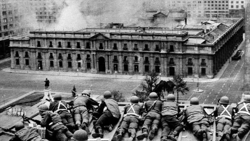 Militares golpistas, apoyados por EE.UU., atacan el Palacio de la Moneda en Chile, 11 de septiembre de 1973.