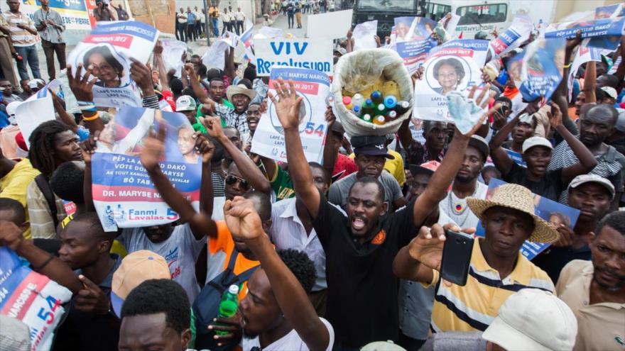 Simpatizantes de los partidos políticos Fanmi Lavalas y Pitit Dessalines rechazan los resultados electorales en Puerto Príncipe, 16 de diciembre de 2016.