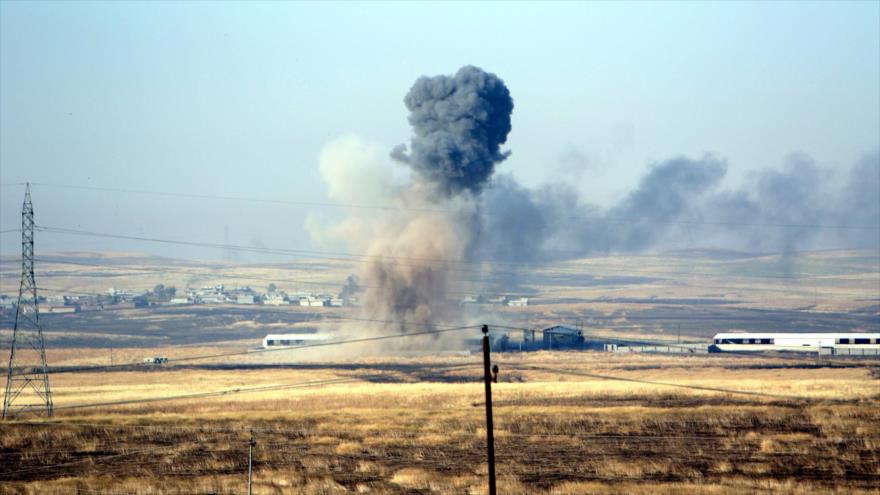 Humo levantado de un ataque aéreo de la llamada coalición encabezada por EE.UU. contra objetivos de EIIL en una aldea al este de Mosul, Irak, 29 de mayo de 2016.