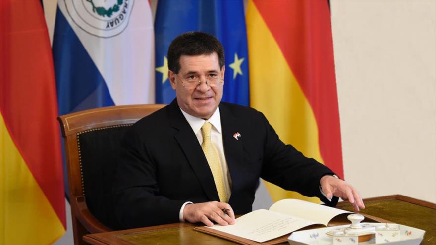 El presidente paraguayo, Horacio Cartes de visita oficial en Alemania, firma el libro de invitados en el palacio presidencial Bellevue, en Berlín, 9 de diciembre de 2016.