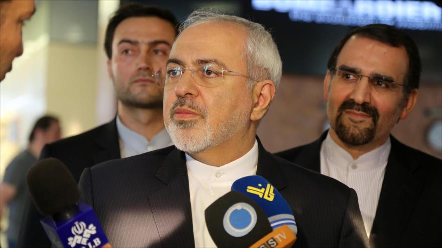 El canciller iraní, Mohamad Yavad Zarif, habla con los medios de comunicación.