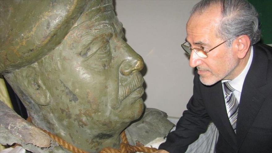 Mowafaq al-Rubaie, consejero del ex primer ministro de Irak, Nuri al-Maliki, frente a una escultura del expresidente iraquí Saddam Husein, ejecutado el 30 de diciembre de 2006.