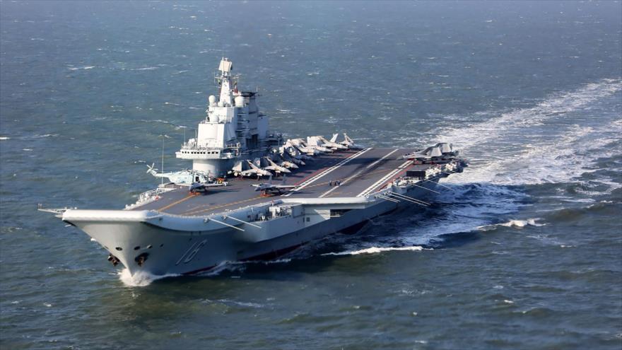 Portaaviones chino Liaoning (CV-16) navega durante los ejercicios militares en el Pacífico, 24 de diciembre de 2016.