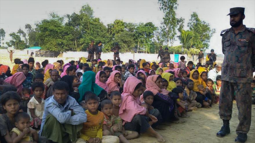 Miembros de la minoría musulmana rohingya, en su huida a Bangladés por la represión gubernamental birmana, están bajo vigilancia por los oficiales de seguridad bangladesíes en Teknaf (sur), 25 de diciembre de 2016.