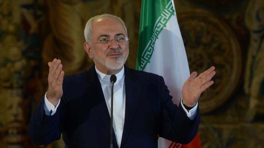 El ministro iraní de Asuntos Exteriores, Mohamad Yavad Zarif, habla durante una conferencia de prensa en Praga en una visita oficial a la República Checa, 11 de noviembre de 2016.