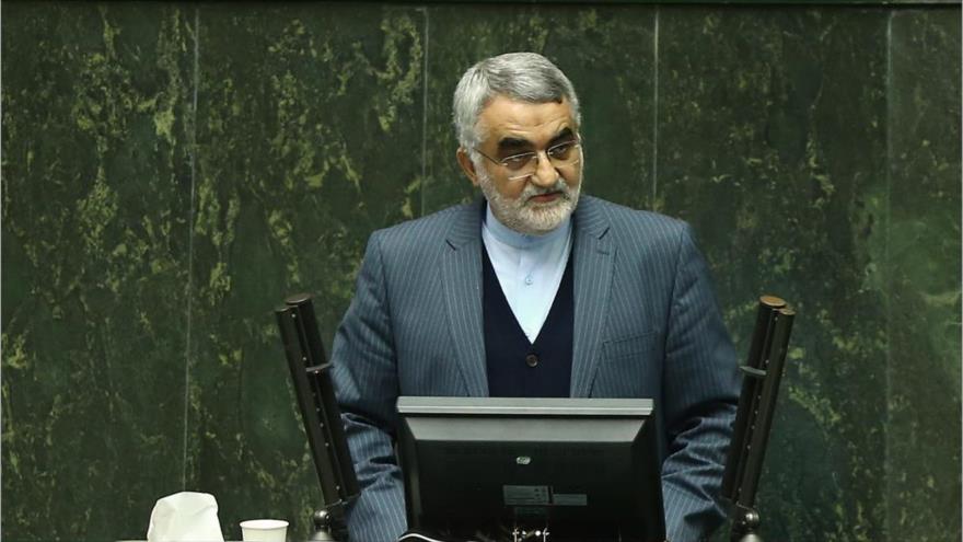 El presidente de la Comisión de Seguridad Nacional y Política Exterior de la Asamblea Consultiva Islámica de Irán (Mayles), Alaedin Boruyerdi, habla durante una sesión del Parlamento iraní, 13 de diciembre de 2016.