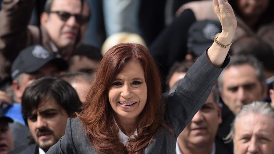 La expresidenta argentina, Cristina Fernández de Kirchner, saluda a sus partidarios después de pronunciar un discurso ante el Tribunal Federal en Buenos Aires, la capital, 13 de abril de 2016.